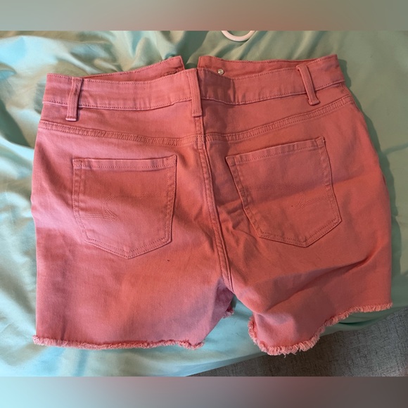 Pink denim shorts, high rise - Picture 2 of 3